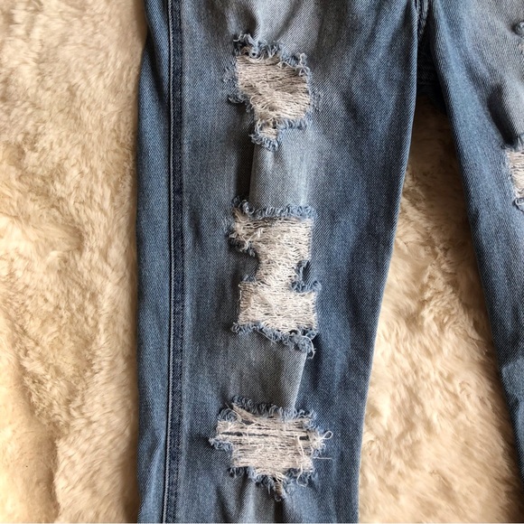 ❗️LAST CHANCE❗️HOLLISTER Ultra High Rise Distressed Mom Jeans - Size 25 - Picture 4 of 6